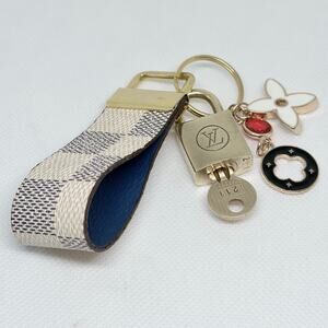 Louis Vuitton Lock & Key #211 w/a Damier Loop White Flower Black Clover Keyring